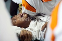     Direktur SDM dan Umum PT Garuda Indonesia Heriyanto AP dan Senior manager haji Planning, Control & Support, Sofyan Anwar ikut melihat dan menyaksikan pelaksanaan kegiatan khitanan massal Garuda Indonesia Peduli di Embarkasi Haji Jakarta. Rachman Haryanto/detikcom