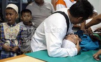     Jerit dan tangis terasa sangat ramai saat anak-anak yang ketakutan untuk di khitan oleh para dokter yang bertugas. Rachman Haryanto/detikcom