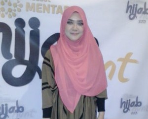 Trik Tampil Praktis dengan Hijab Saat Datang ke 3 Acara Dalam Sehari