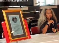 Rekor itu pun kembali dipecahkannya dengan menggebuk drum selama 122 jam 15 menit. Noel/detikHot