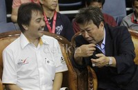 Menpora terlibat pembicaraan serius dengan Pembina YUTI/UTI Pro Grand Master Lioe Nam Khiong pada Penutupan Turnamen Taekwondo Internasional best Of The I Minggu (30/6) di GOR Amongrogo. Dok UTI