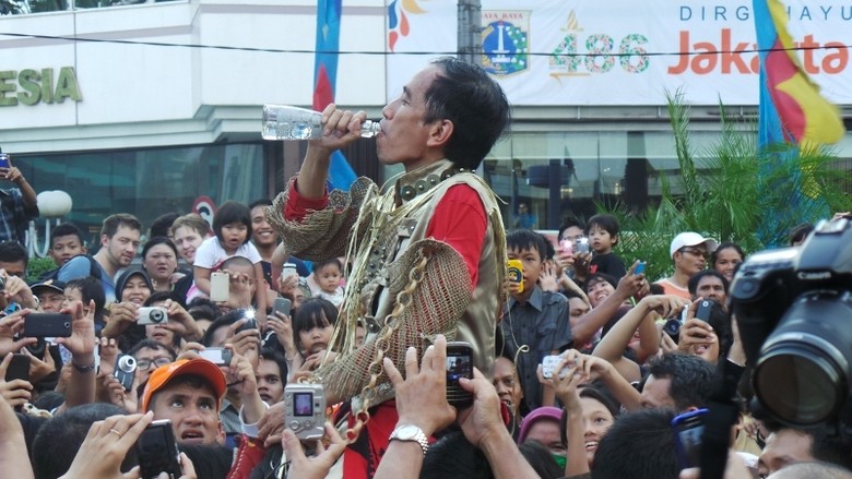 Ketika Jokowi Kehausan di Lautan Manusia, Warga dan Turis Terpesona Ketika Jokowi Kehausan di Lautan Manusia, Warga dan Turis Terpesona