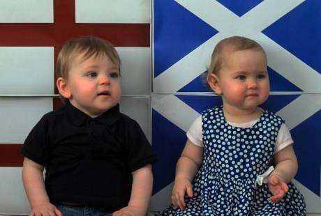 Cuma Selisih 2 Jam, Saudara Kembar Ini Lahir di Beda Negara