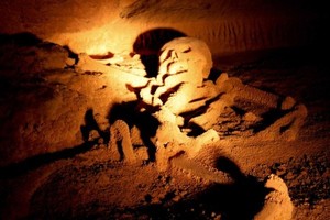 Misteri Kerangka Wanita yang Berkilau di Gua Belize