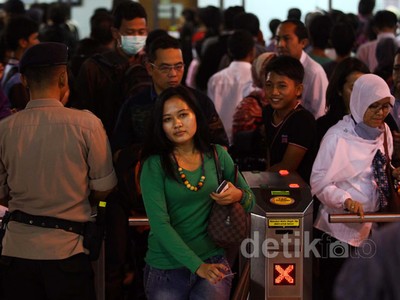 Penumpukan Penumpang Terjadi di Stasiun Tanah Abang