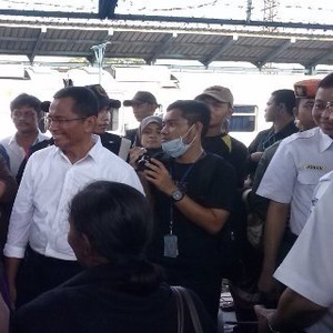 Dikomporin Penumpang, Dahlan Lompat ke Gerbong Kereta yang Penuh Sesak