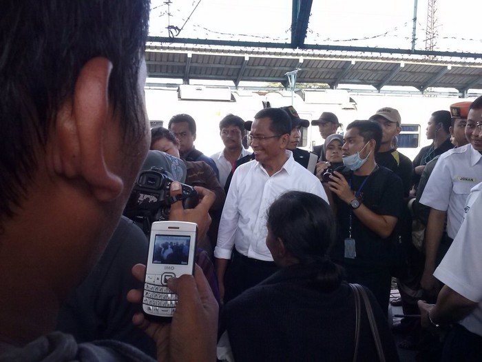 Lompat ke Gerbong KRL Penuh Sesak, ke Mana Dahlan Iskan?