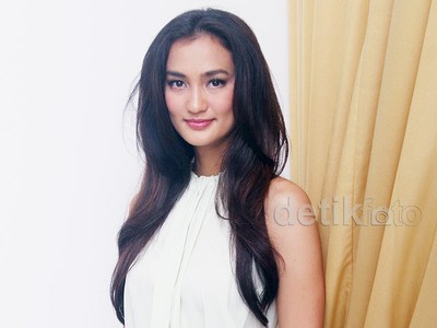 Atiqah Hasiholan Makin Bersinar