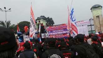 Jelang Pengesahan RUU Ormas, DPR Digoyang Demo