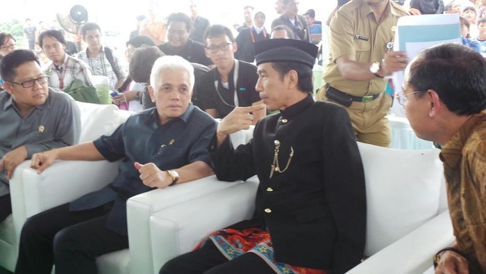 Menteri Datang Warga Rawa Bebek Diam, Jokowi Datang Warga Sorak-sorai