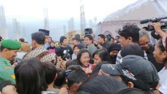  Jokowi Bagikan Buku, 6 Anak Tergencet