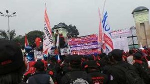 Jelang Pengesahan RUU Ormas, DPR Digoyang Demo