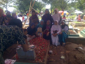 Cerita Tukang Foto Keliling Mengais Rezeki di Makam Uje