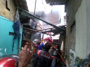 Percikan Api di Tiang Listrik Bakar 11 Rumah di Semarang