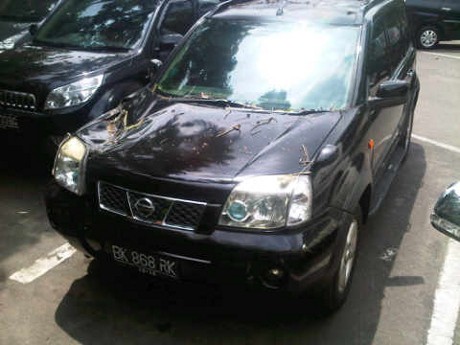 Pohon Tumbang Timpa 2 Mobil di Medan