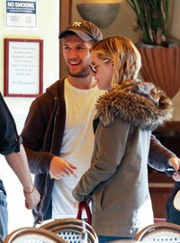 5 Fakta Seputar Pacar Baru Robert Pattinson, Riley Keough