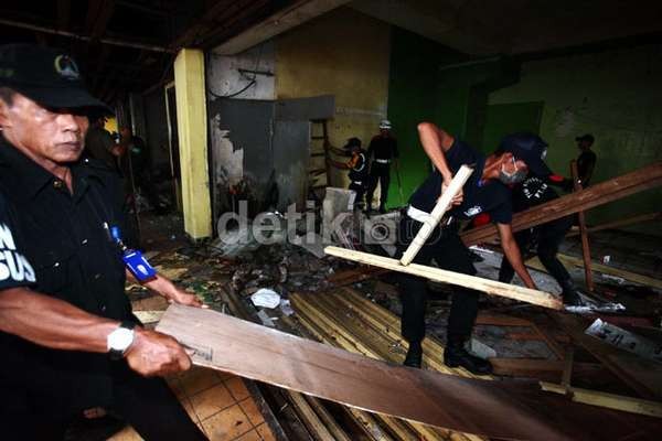 Pembongkaran Kios di Stasiun Gondangdia, Pedagang Ikut Membantu Pembongkaran Kios di Stasiun Gondangdia, Pedagang Ikut Membantu