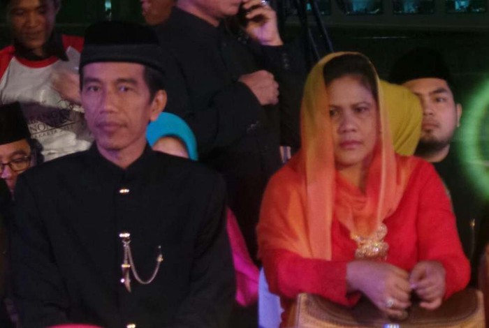 Sambil Bawakan Pantun, Jokowi Buka Finalis Abang None di Monas