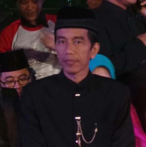 Monas Diguyur Hujan, Jokowi Terus Tonton Malam Finalis Abang None