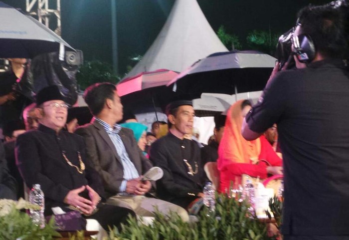 Monas Diguyur Hujan, Jokowi Terus Tonton Malam Finalis Abang None