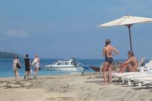 Gili Air, Tempat Sepi Untuk Bule Berbikini