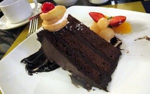 Colombo Pool Terrace: Menikmati Cake Cokelat di Tepi Kolam Renang