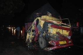 Dua Truk Tabrakan, Sopir Luka Berat Terjepit Kabin