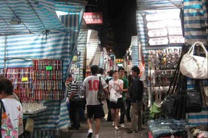 8 Cara Asyik Belanja di Pasar Malam