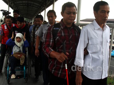 Jokowi Naik TransJ Bareng Penyandang Disabilitas