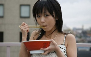 Terbukti Pria Lebih Suka Melihat Wanita Makan Banyak Sayur