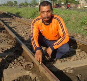 Rel Kereta Api di Porong Putus