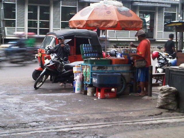 Ahok Perketat Aturan Bagi PKL, Mak Cici Berharap Masih Bisa Dagang