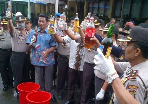 Polres Jaktim Musnahkan Ribuan Botol Miras Hasil Razia