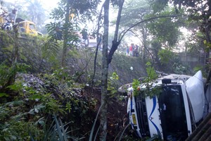 Ditabrak Dari Belakang, Truk Fuso Masuk Jurang Sedalam 6 Meter di Banyumas