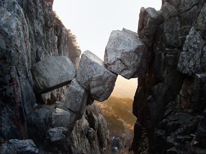 Keajaiban Alam, Batu Gunung Jatuh Berubah Jadi Jembatan