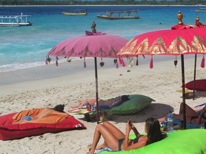 Bikini, Pantai, dan Matahari di Gili Trawangan