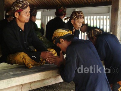 Tradisi Sungkeman Kaum Bonokeling Jelang Ramadan