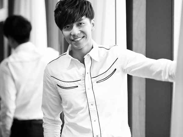 Hitam-putih Lee Seung Gi