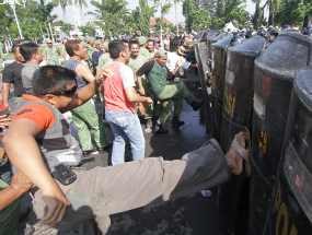 KPUD Kota Mojokerto Gelar Simulasi, Polisi dan Massa Terlibat Bentrok