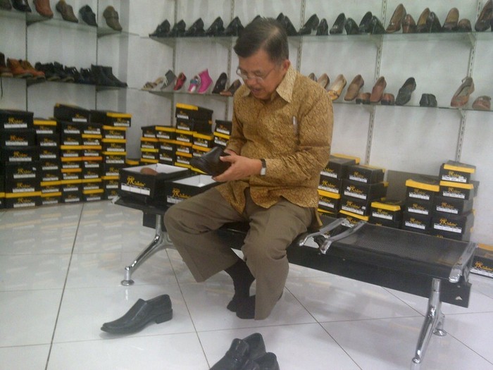 JK Masih Setia Pakai Sepatu Made In Cibaduyut