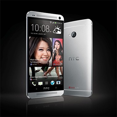 HTC One dengan Berita Lokal di Layar Utama