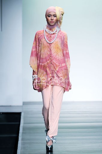 Jakarta, Indonesia - 28 Juni 2013. Dian Pelangi Ramadhan Rose. Jakarta Islamic Fashion Week 2013 at Jakarta Convention Center. Senayan. Jakarta. [Foto: Mohammad Abduh/Wolipop]