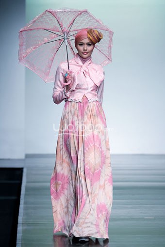 Jakarta, Indonesia - 28 Juni 2013. Dian Pelangi Ramadhan Rose. Jakarta Islamic Fashion Week 2013 at Jakarta Convention Center. Senayan. Jakarta. [Foto: Mohammad Abduh/Wolipop]