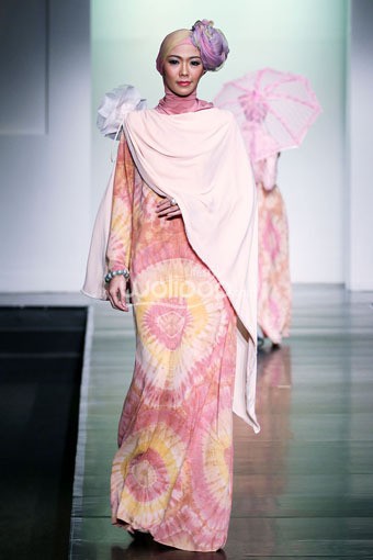 Jakarta, Indonesia - 28 Juni 2013. Dian Pelangi Ramadhan Rose. Jakarta Islamic Fashion Week 2013 at Jakarta Convention Center. Senayan. Jakarta. [Foto: Mohammad Abduh/Wolipop]