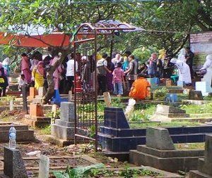 Jelang Ramadhan, Makam Uje Dipadati Peziarah Jelang Ramadhan, Makam Uje Dipadati Peziarah