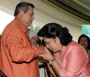 Ultah ke-61, Ani Yudhoyono Luncurkan 2 Buku Tanaman