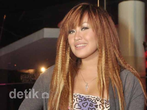 Rambut Pirang Pinkan Mambo