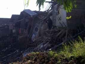 Rumah-rumah di Pinggir Bengawan Solo Longsor