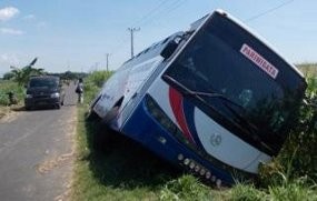 Hindari Biker Ugal-ugalan, Bus Peziarah Terperosok Parit