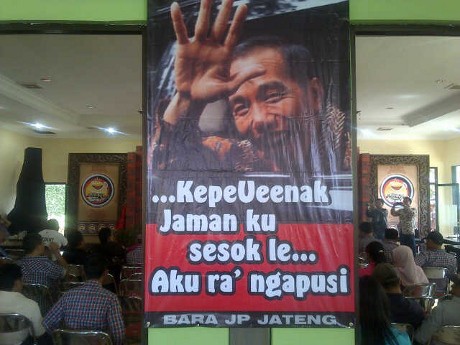 Poster di Deklarasi Relawan Jokowi: Kepenak Jamanku, Aku Ra Ngapusi